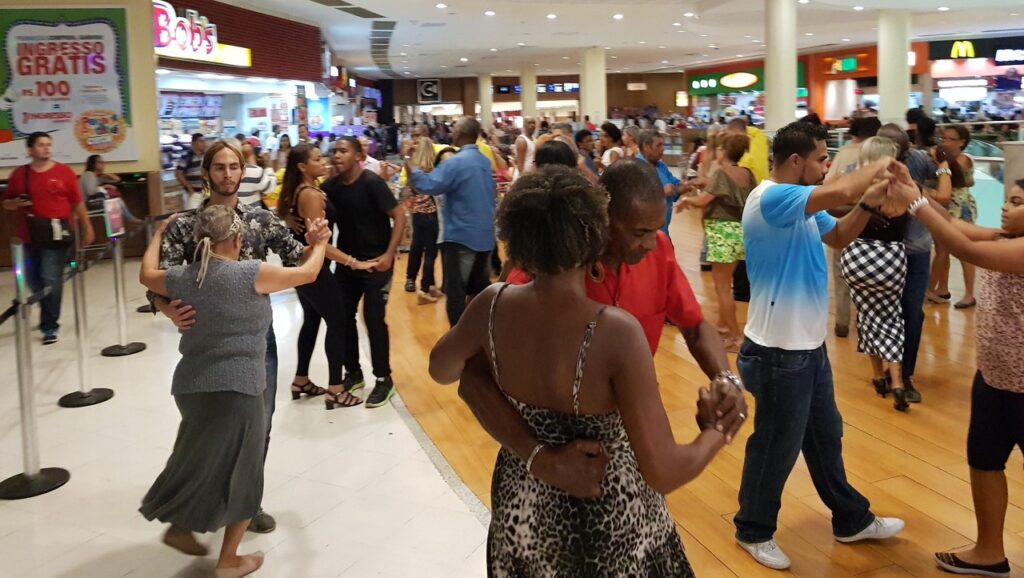 Baile dançante no Caxias Shopping