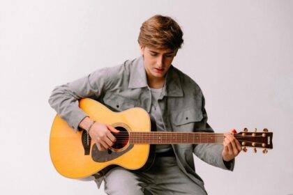 Sam Sabbá lança o clipe “Silêncio que Fala" - um mergulho profundo nas emoções não ditas