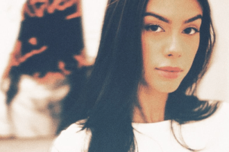 A artista, que começou a carreira de forma silenciosa, une forças com o rapper Sul Africano Xavy e o produtor norte-americano Zachary Digregorio em uma faixa que celebra a vulnerabilidade e o amadurecimento