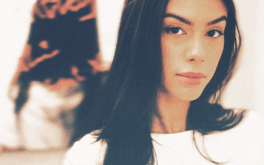 A artista, que começou a carreira de forma silenciosa, une forças com o rapper Sul Africano Xavy e o produtor norte-americano Zachary Digregorio em uma faixa que celebra a vulnerabilidade e o amadurecimento