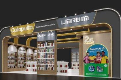 Estande da Librum na 28ª Bienal Internacional do Livro de São Paulo, com lançamentos e livros interativos da Catapulta para diferentes fases da infância